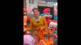 La calle Arízaga, en el centro de Machala, es una colorida exhibición de monigotes o años viejos.