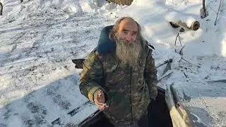 живёт в землянке # бомж #страшно #бездомный