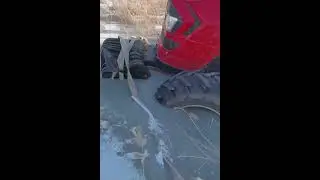 Трактор замерз в болоте 