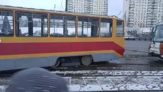 Трамвай пускает искры на Тульской