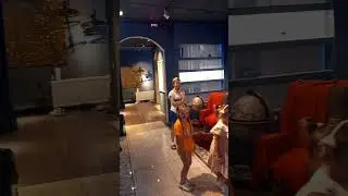 Милана сшибает кегли ! Боулинг дома !