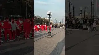 Благовещенск Амурская область. Пенсионеры танцуют на набережной города и красивый вид на Китай
