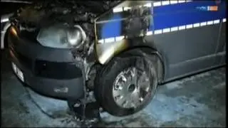 Dresden ein Tag vor der Deutschen Einheit brennende Polizeiautos aus politischen Gründen.