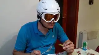 Автор жжет, Папа лыжник мешает дочки спать ))) прикол, смешно, лыжи, каска, дет