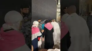 Женщины пытаются пройти к Каабе и потрогать черный камень.