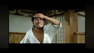 Cena clássica do BRUCE Lee onde ele sozinho arrebenta uma escola marcial inteira.