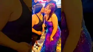 dándole un beso a mi amiga.💋😘🔊 @SoyEvelynSoto @elchaparrochuacheneger