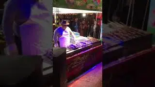 Торговец шашлыками в китайском Дуннин