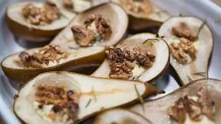 Baked pears with blue cheese, walnuts, and honey | a delicious appetizer