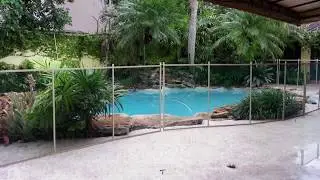 גדר בטיחות איכותית נשלפת לבריכה בגובה 1.35 מטר מדגם Premium עם מנגנון נעילה Magna Latch