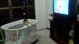 Miguel assistindo Mister Maker - 8 meses