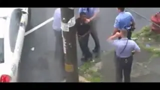 Drammatico: Polizia picchia ragazzo in strada