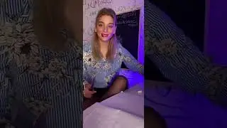 В шортиках и чёрных колготках / милая блондинка показывает свои ступни 🦶🏻 в колготках 
