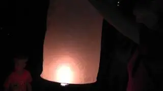 фонарик желаний улетает в небо