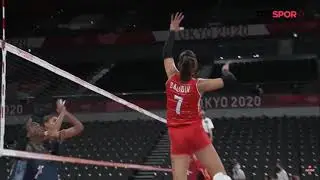 Spiker Simge Aköz'ü Övüyor