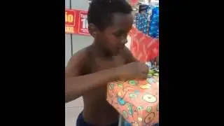 A Felicidade de um Menino ao ganhar um boneco do Hulk.
