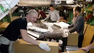 Упаковка рыбы. Работа моряка на рыбопромысловом судне. Видео от Юрия Мохленко ХМК РП