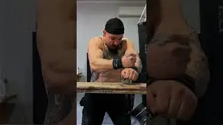 СМОТРЕТЬ ВСЕМ МУЖИК БЕЗ МОЛОТКА ЗАБИВАЕТ ГВОЗДЬ