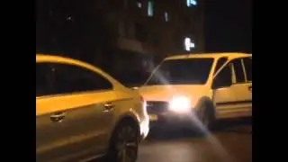 пинком обратно в машину