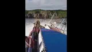 Шхуна села на мель у Русского острова