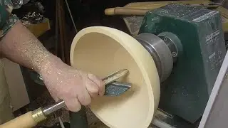 Большая ваза из цельного куска клёна.