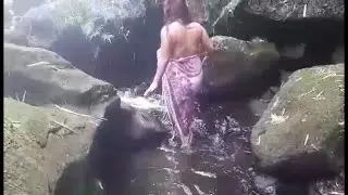 enjoying the flow of river | Bathing in stream | Off the grid