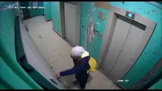 Дверной блок прислонили к стене