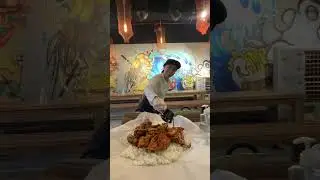 В Дубае еду подают лопатой?! 😱