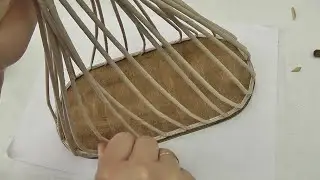 Крепление стоек к овальному донышку. Плетение из газет