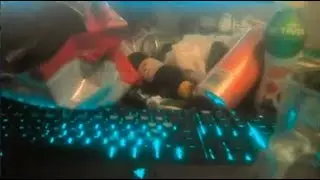 Zlatorz showing his setup 🥤