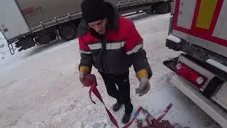 Готовлю прицеп к сдаче, снимаю фанеру, доски, запаску. Моральная помощь от Олега