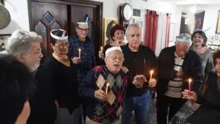 משפחת עמרני מדליקה נרות ומתבדרת עם חברים (2016)