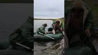 Переправа через реку / Переправляют нарты на лодках #nomadsofthefarnorthofyamal