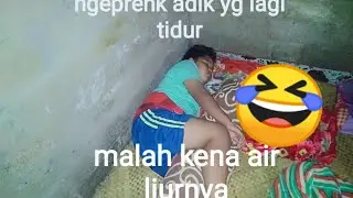 Prank adik yg lagi nyenyak tidur malah kena air liur😂