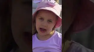 А девчонка мчит на самокате 