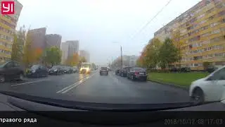 нагло объехал стоящих на светофоре и проехал на красный