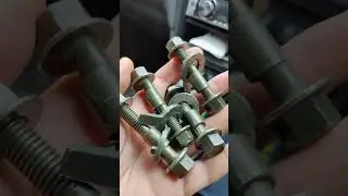 Развальные болты на переднюю стойку амортизатора Nissan Wingroad WHNY11