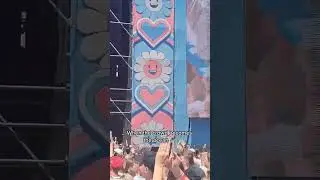 Litterally surfing the crowd 🏄🏾‍♂️ #crowdsurfing #surfing #surf #musicshorts