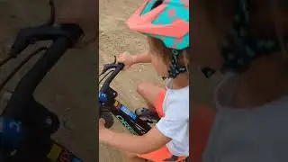 Мішка на гірському велосипеді їздить по BMX треку