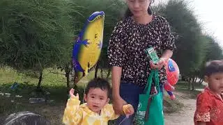 Keseruan Keluarga di Tepi Pantai