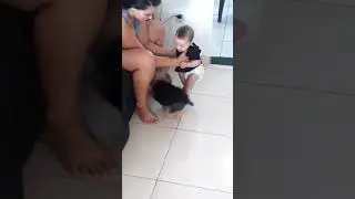 Maya brincando com o Théo