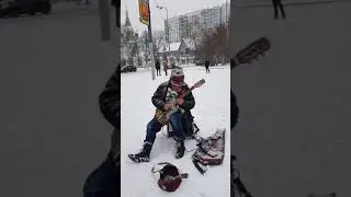 Уличный гитарист в парке Сокольники