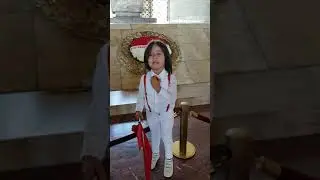 Anıtkabir'de İstiklal Marşı Söylerken Duygulanan Çocuk