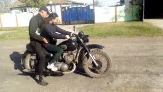 девченка за рулём на иже
