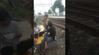 Bocil Kencing pingir Rel