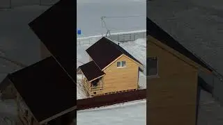 Классический каркасный дом в скошенном планкене.