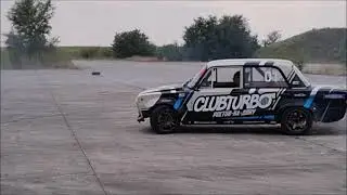 девушка исполняет восьмёрку
