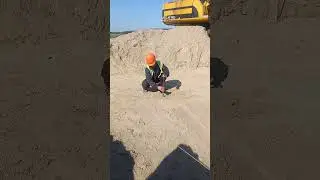проверка плотности песка, под засыпку щебёнки, плотномером. должно быть от 20 ударов. Ура, прошла