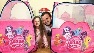 Eva and Dad play in new houses My little Pony