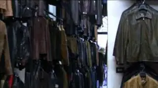 Testing the Quality of Leather @ San Lorenzo Market, Florence